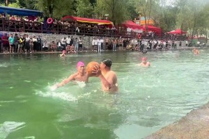 还有这项运动呢！真正的湖人-VS-泳士！