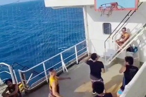 海员的生活！在船上打球有多难？一不小心球就没了