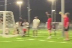 试想一下和文班亚马同场踢足球会是什么体验