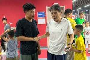 昔日弟子重逢，足球报展示青岛德比赛后李章洙与郑智黄博文合影