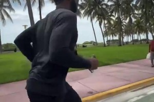 德拉蒙德身着全套尼克斯训练装备在迈阿密街头路跑训练...