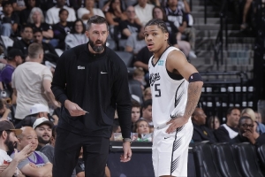 20岁新星阿卡夫领跑国王重建！赛季初数据亮眼，刷新三项纪录