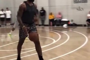 全力詹降临野球场！这肌肉碰撞是NBA级别的屠杀