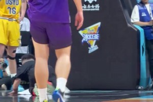擦地十年！篮球联赛现场现“擦地哥”为护球员安全卖力擦地
