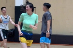 篮球是通用的语言，好身材也是。学妹布朗妮，这球场靓影爱了