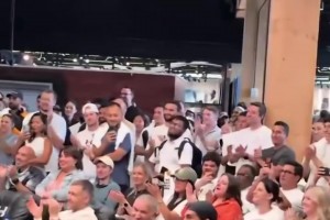 成功学大师！费兰-托雷斯和球迷一起回顾世界杯决赛制胜球