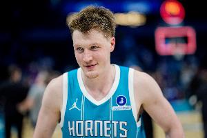黄蜂新星克尼佩尔喜迎21岁华诞，NBA新秀三分王再添辉煌