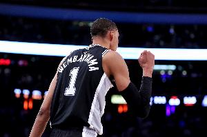 全网热议！费尔斯直言文班亚马统治禁区，球迷炸锅：这就是NBA的魅力！