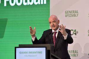 记者讨论FIFA成立子公司：外部干预风险明显，足球界需警惕