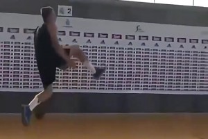 东契奇在13岁时曾上演胯下换手暴扣，现在估计是难了~
